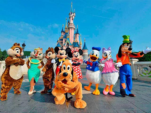 Personajes Disney frente al castillo